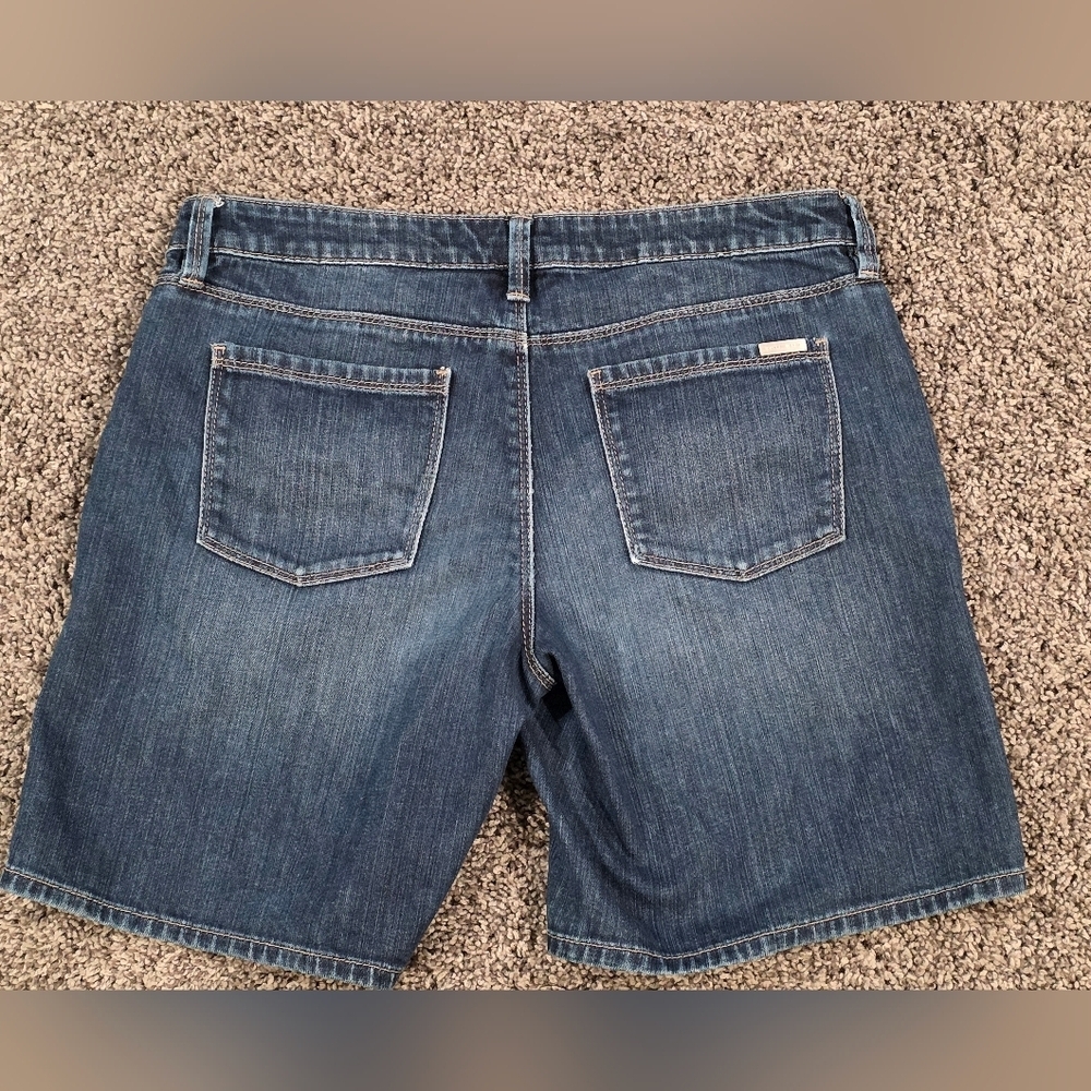 White House Black Market Girlfriend Distressed Denim Shorts Size 4 - Picture 2 of 5
